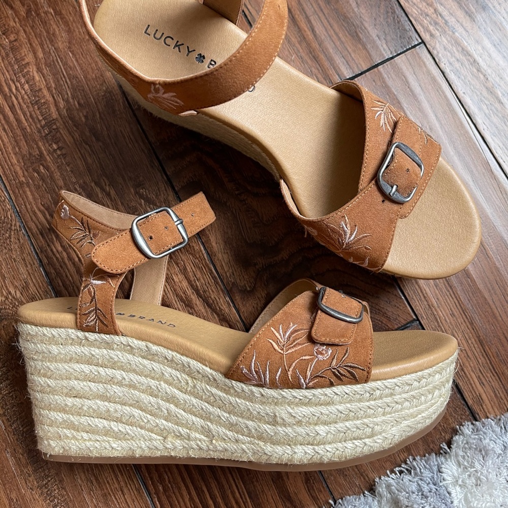 Never Worn•Tan suede Lucky Brand platform sandals
